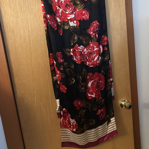 Gorgeous Vincent Camuto red rose Silk scarf 18” x72” - Picture 5 of 6